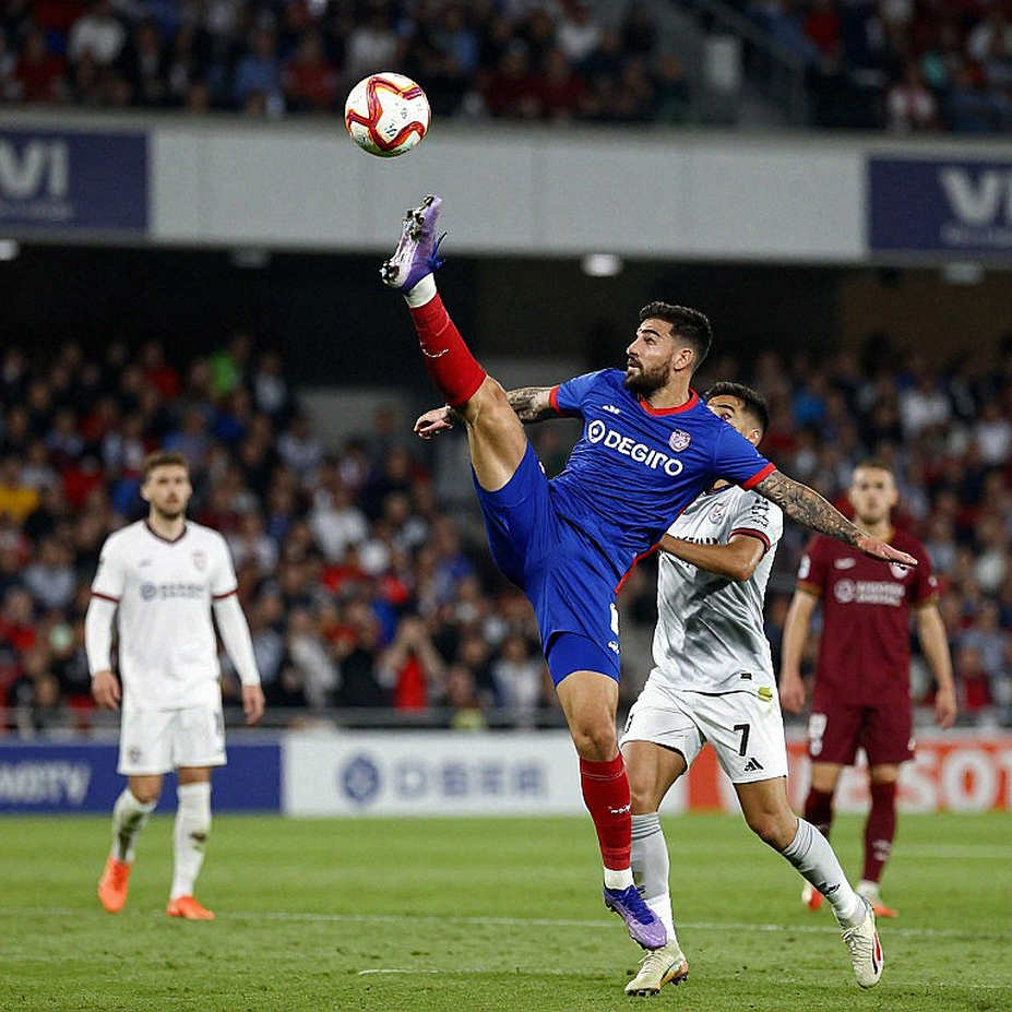 Ngumoha và chiếc ghế trống ở Wembley: đội tuyển Anh đang dạy một cậu bé 18 tuổi cách chờ đợi