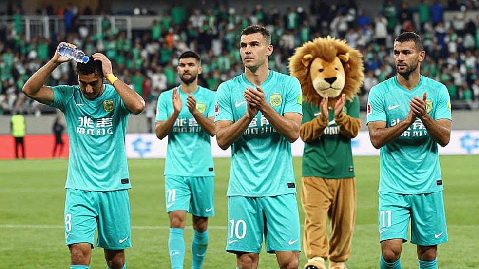Ba tiếng còi, một trận derby, và thứ bóng đá bị bỏ quên sau màn hình VAR